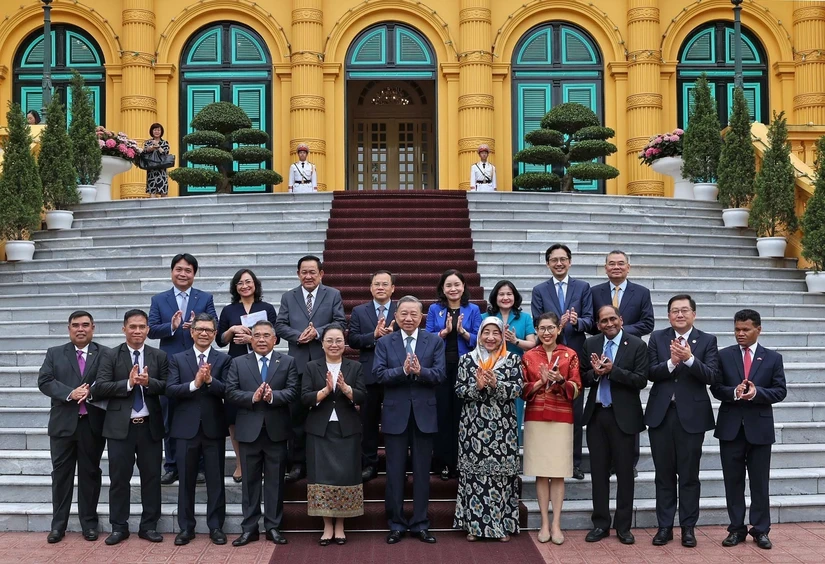 Chủ tịch nước T&ocirc; L&acirc;m đ&atilde; tiếp Đại sứ, Đại biện c&aacute;c nước ASEAN v&agrave; Timor-Leste tại H&agrave; Nội đến ch&agrave;o v&agrave; ch&uacute;c mừng. Ảnh: TTXVN