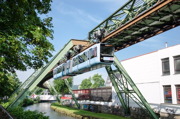 Một chuyến đi bằng Schwebebahn cho ph&eacute;p h&agrave;nh kh&aacute;ch c&oacute; c&aacute;i nh&igrave;n to&agrave;n cảnh hơn về cuộc sống của cư d&acirc;n địa phương