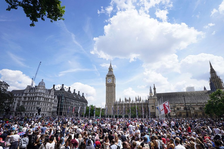 Đ&aacute;m đ&ocirc;ng tập trung tại quảng trường Nghị viện ở thủ đ&ocirc; London ng&agrave;y 2/6. Ảnh: Reuters