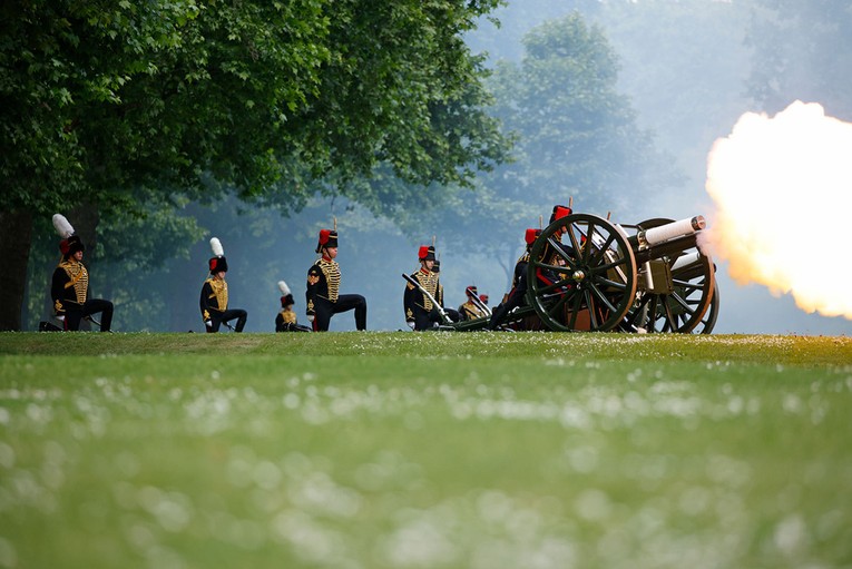 Tại c&ocirc;ng vi&ecirc;n Hyde Park ở London, ph&aacute;o binh Ho&agrave;ng gia đ&atilde; bắn 82 ph&aacute;t đại b&aacute;c mừng Đại lễ. Ảnh: Reuters