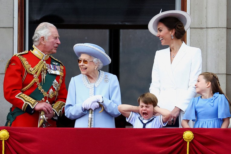 Nữ ho&agrave;ng Elizabeth II, Th&aacute;i tử Charles v&agrave; c&aacute;c th&agrave;nh vi&ecirc;n trong gia đ&igrave;nh Ho&agrave;ng tử William - C&ocirc;ng nương Kate xuất hiện tr&ecirc;n ban c&ocirc;ng Điện Buckingham. Ho&agrave;ng tử b&eacute; đang bịt tai v&igrave; &acirc;m thanh của m&aacute;y bay biểu diễn tr&ecirc;n bầu trời. Ảnh: Reuters