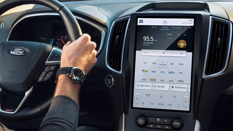 Ford Touchscreen Sync4A (15,5 inch): Hệ thống m&agrave;n h&igrave;nh n&agrave;y mới xuất hiện tr&ecirc;n 2 xe điện Ford l&agrave; F-150 Lightning v&agrave; Mustang Mach-E. Được chạy tr&ecirc;n nền tảng phần mềm Sync4A, hệ thống n&agrave;y tương đối th&acirc;n thiện với người d&ugrave;ng, hỗ trợ cả Apple CarPlay lẫn Android Auto. Bố cục m&agrave;n h&igrave;nh chiều dọc dễ sử dụng.