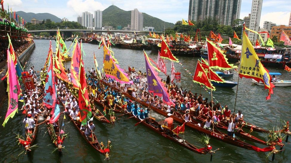 Người d&acirc;n đặc khu Hong Kong đua thuyền rồng tại cảng Victoria v&agrave;o Tết Đoan Ngọ. Ảnh: BBC