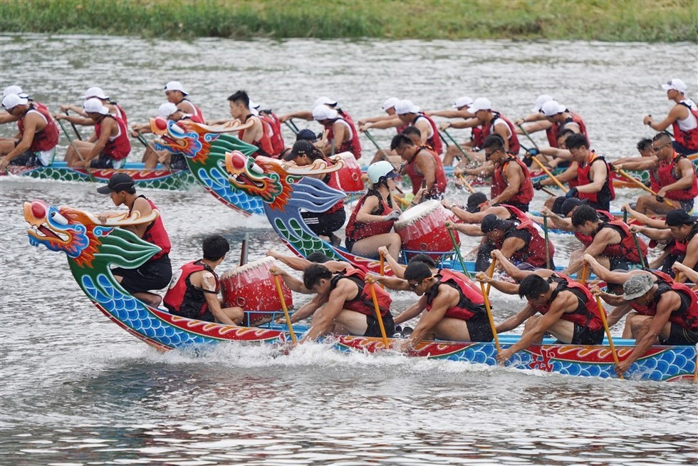 Người d&acirc;n Đ&agrave;i Bắc, tr&ecirc;n đảo Đ&agrave;i Loan đua thuyền rồng v&agrave;o Tết Đoan Ngọ. Ảnh: Taiwan Scene