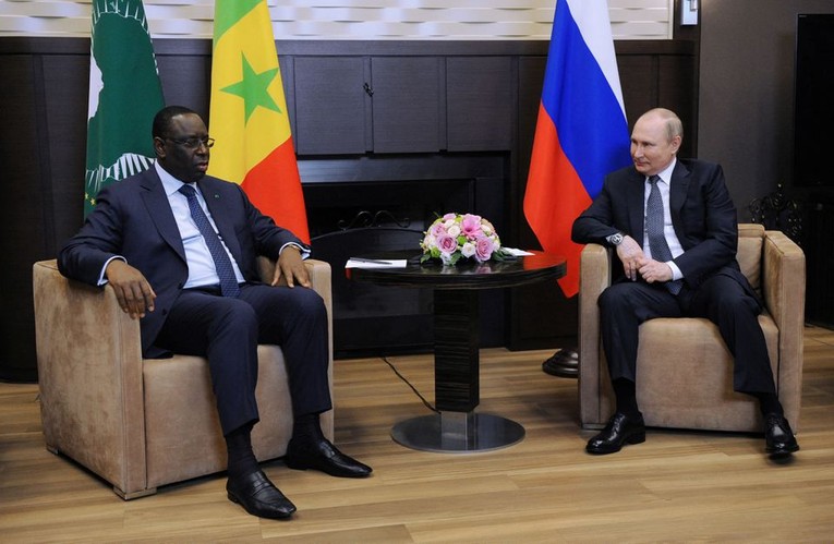 Tổng thống Senegal Macky Sall, Chủ tịch Li&ecirc;n minh ch&acirc;u Phi, tham dự cuộc gặp với Tổng thống Nga Vladimir Putin tại dinh thự bang Bocharov Ruchei ở Sochi, Nga, ng&agrave;y 3/6. Ảnh: Reuters