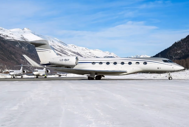 Một chiếc m&aacute;y bay Gulfstream, mang số đu&ocirc;i LX-RAY v&agrave; số seri nh&agrave; sản xuất 6417, thuộc sở hữu của nh&agrave; t&agrave;i phiệt người Nga Roman Abramovich. Ảnh: AFP