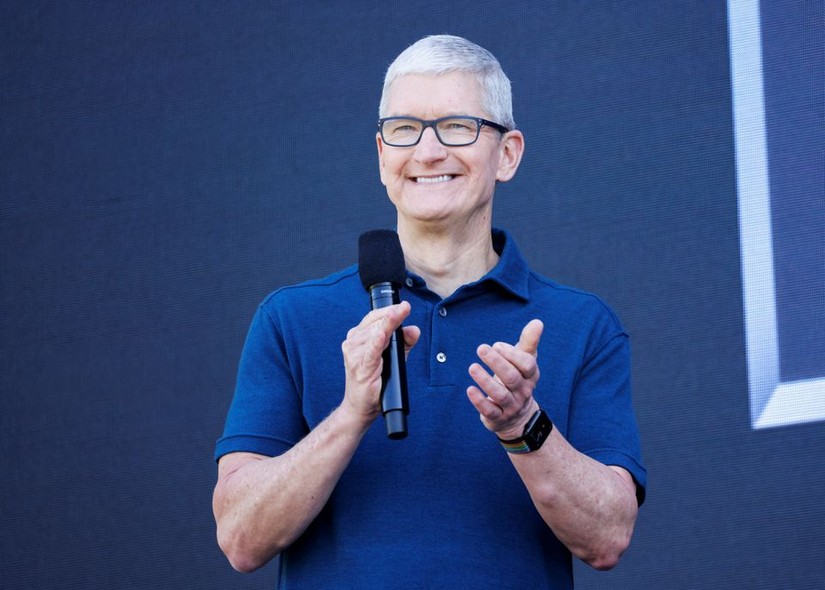 CEO Apple Tim Cook thuyết tr&igrave;nh về hệ thống phầm mềm l&aacute;i ch&iacute;nh cho &ocirc; t&ocirc;. Ảnh: Reuters