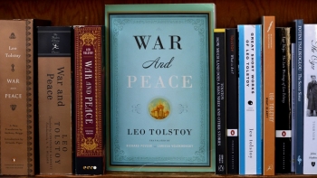 Ukraine cấm giảng dạy &apos;Chiến tranh và Hòa bình&apos; của văn hào Nga Lev Tolstoy