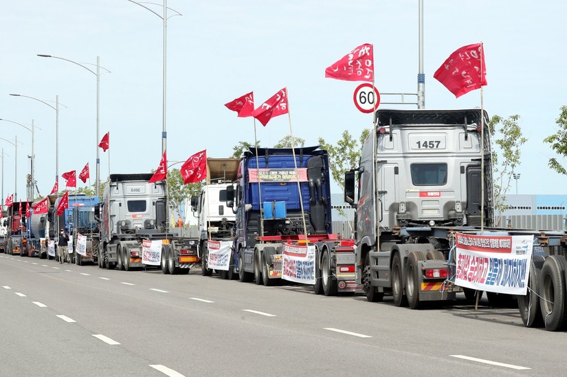 C&aacute;c t&agrave;i xế xe tải đ&igrave;nh c&ocirc;ng phản đối chi ph&iacute; tăng cao tại Incheon, H&agrave;n Quốc h&ocirc;m 7/6. Ảnh: Yonhap/EPA