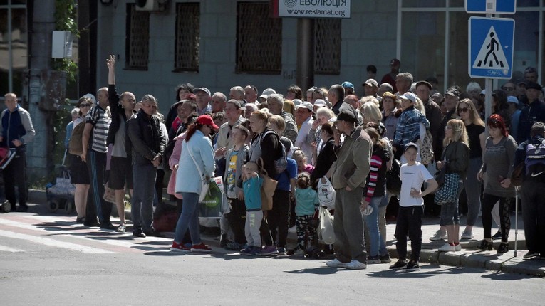 Cư d&acirc;n th&agrave;nh phố Kherson, Ukraine. Ảnh: AFP