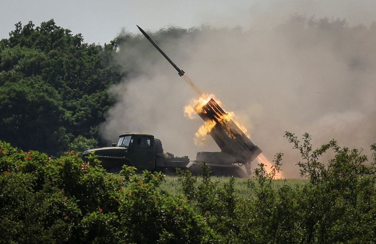 Binh sĩ Ukraine khai hỏa hệ thống ph&oacute;ng t&ecirc;n lửa đa n&ograve;ng BM-21 Grad ở gần th&agrave;nh phố Lysychansk, tỉnh Lugansk, Ukraine, ng&agrave;y 12/6. Ảnh: Reuters