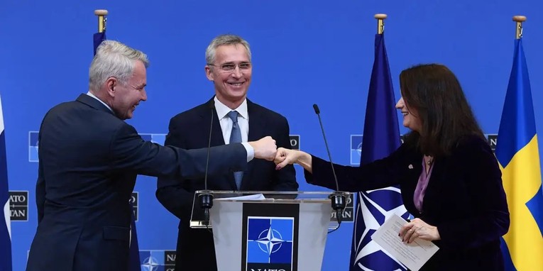 Tổng thư k&yacute; NATO Jens Stoltenberg (giữa), Bộ trưởng Bộ Ngoại giao Phần Lan Pekka Haavisto (tr&aacute;i) v&agrave; Bộ trưởng Ngoại giao Thụy Điển Ann Linde (phải) ch&agrave;o nhau sau cuộc họp b&aacute;o tại trụ sở NATO ở Brussels, ng&agrave;y 24/1. Ảnh: AFP