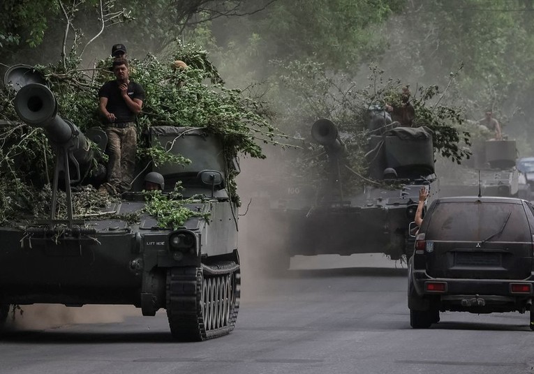 Binh sĩ Ukraine l&aacute;i lựu ph&aacute;o tự h&agrave;nh 155 mm M109 do Mỹ viện trợ h&ocirc;m 13/6 ở v&ugrave;ng Donbass, Ukraine. Ảnh: Reuters