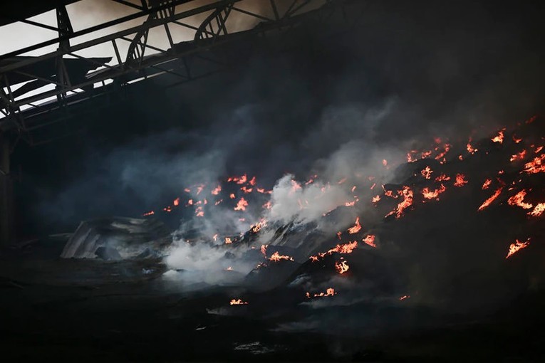 Một kho hạt hướng dương bốc ch&aacute;y sau khi bị ph&aacute;o k&iacute;ch tại ngoại &ocirc; th&agrave;nh phố Bakhmut, v&ugrave;ng Donetsk, Ukraine, ng&agrave;y 31/5. Ảnh: EPA-EFE