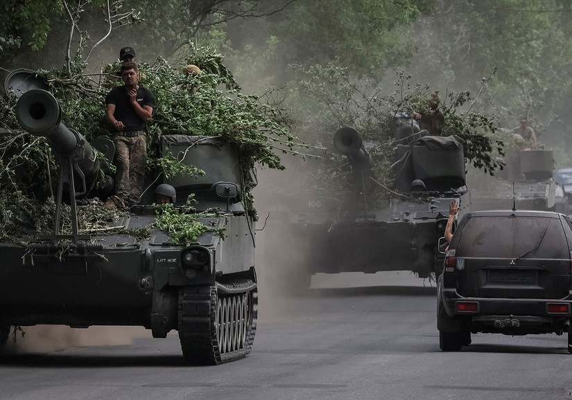 Lực lượng Ukraine ngồi tr&ecirc;n ph&aacute;o tự h&agrave;nh ở v&ugrave;ng Donetsk, Ukraine, ng&agrave;y 13/6. Ảnh: Reuters