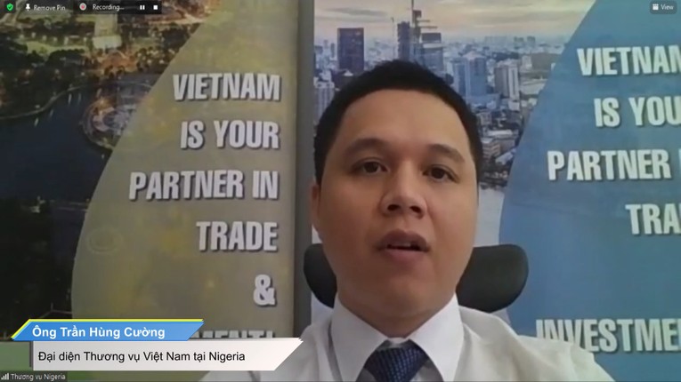 &Ocirc;ng Trần H&ugrave;ng Cường, đại diện thương vụ Việt Nam tại Nigeria, trả lời c&aacute;c doanh nghiệp th&ocirc;ng qua h&igrave;nh thức trực tuyến.