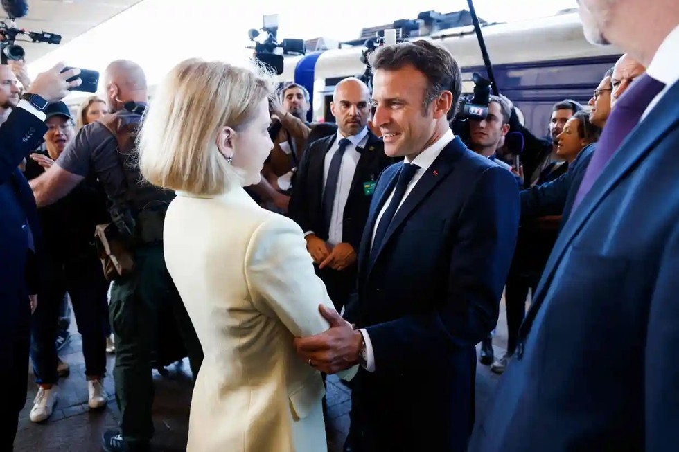 Ph&oacute; Thủ tướng Ukraine Iryna Vereshchuk ch&agrave;o đ&oacute;n Tổng thống Ph&aacute;p Emmanuel Macron tại nh&agrave; ga Kiev, Ukraine. Ảnh: AFP