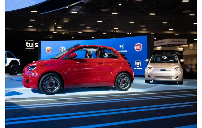 Chiếc Stellantis Fiat 500e tại triễn l&atilde;m CES 2022 ở Las Vegas đầu năm nay. Ảnh: Stellatis