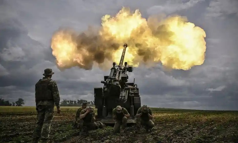 Binh sĩ Ukraine khai hỏa bằng ph&aacute;o tự h&agrave;nh ở khu vực Donbas, miền Đ&ocirc;ng Ukraine. Ảnh: AFP