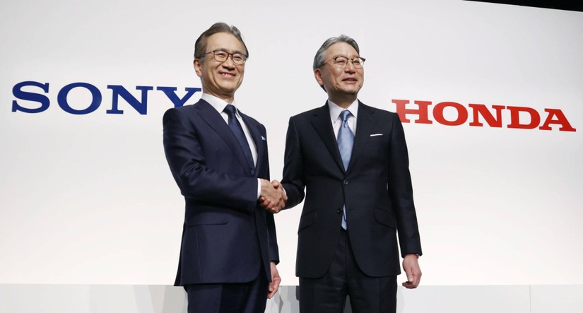 &Ocirc;ng Kenichiro Yoshida (tr&aacute;i), Chủ tịch ki&ecirc;m Gi&aacute;m đốc điều h&agrave;nh của Tập đo&agrave;n Sony v&agrave; Chủ tịch Honda Motor Toshihiro Mibe tại một cuộc họp b&aacute;o ở Tokyo v&agrave;o th&aacute;ng 3. Ảnh: Japan Times