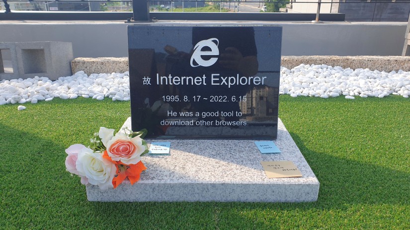 Internet Explorer, tr&igrave;nh duyệt web nổi tiếng một thời của Microsoft được lập &amp;amp;quot;bia mộ&amp;amp;quot; tại H&agrave;n Quốc. Ảnh: Reuters