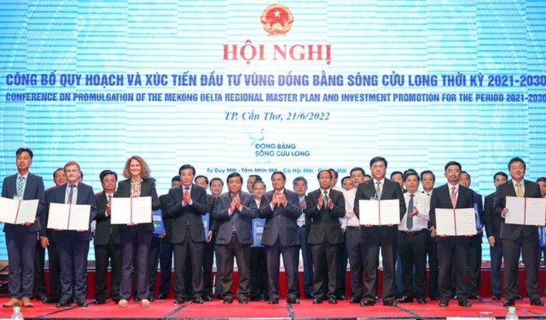 Đại diện 6 ng&acirc;n h&agrave;ng ph&aacute;t triển (ADB, KEXIM, AFD, KfW, JICA v&agrave; WB) cam kết t&agrave;i trợ thực hiện một số chương tr&igrave;nh, dự &aacute;n ph&aacute;t triển hạ tầng triển khai thực hiện Quy hoạch. Ảnh: VGP