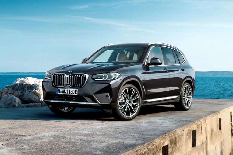 BMW X3 l&agrave; mẫu xe sang hiếm hoi g&oacute;p mặt trong danh s&aacute;ch. Ảnh: Carbuzz