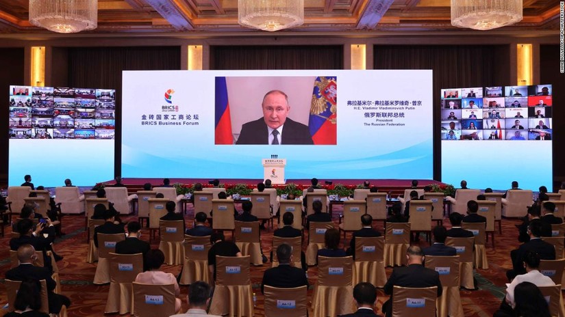 Tổng thống Nga Putin ph&aacute;t biểu qua video tại Diễn đ&agrave;n kinh doanh BRICS ng&agrave;y 22/6. Ảnh: Reuters