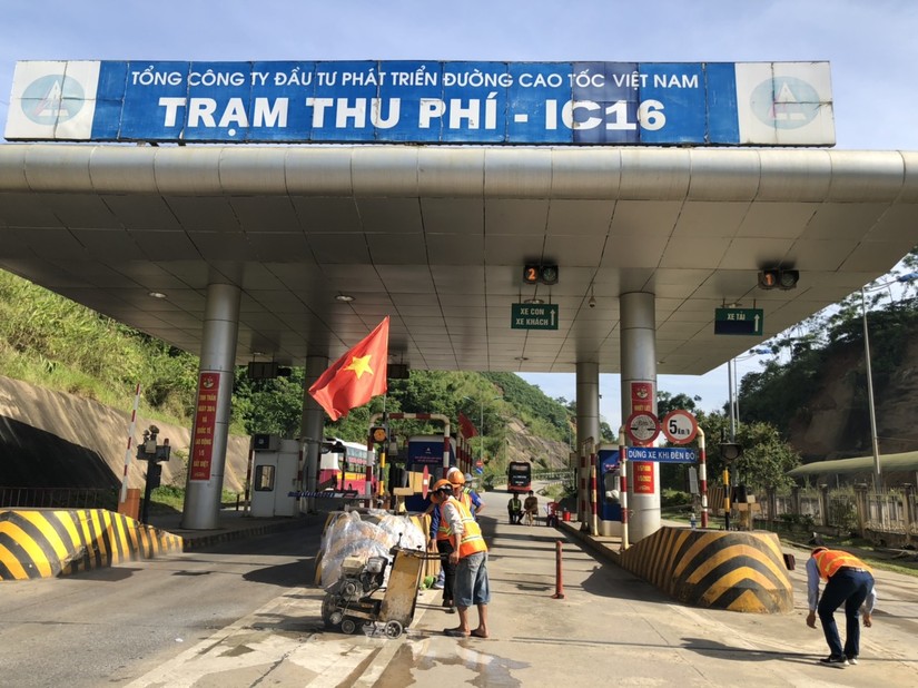 Thi c&ocirc;ng hố m&oacute;ng gi&aacute; long m&ocirc;n phục vụ thu ph&iacute; ETC tại Trạm thu ph&iacute; IC16, tuyến cao tốc Nội B&agrave;i - L&agrave;o Cai. Ảnh: VGP