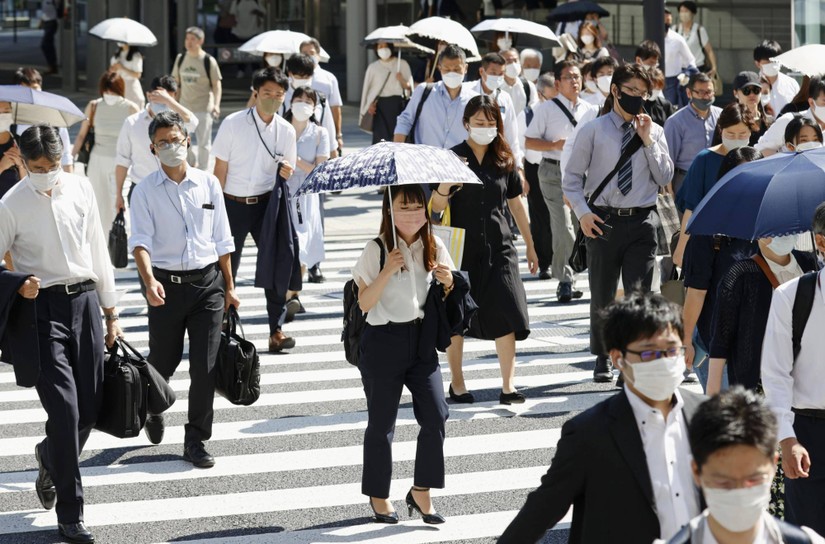 Tại Tokyo, gần như tất cả mọi người vẫn đeo khẩu trang d&ugrave; thời tiết nắng n&oacute;ng. Ảnh: Japan Times