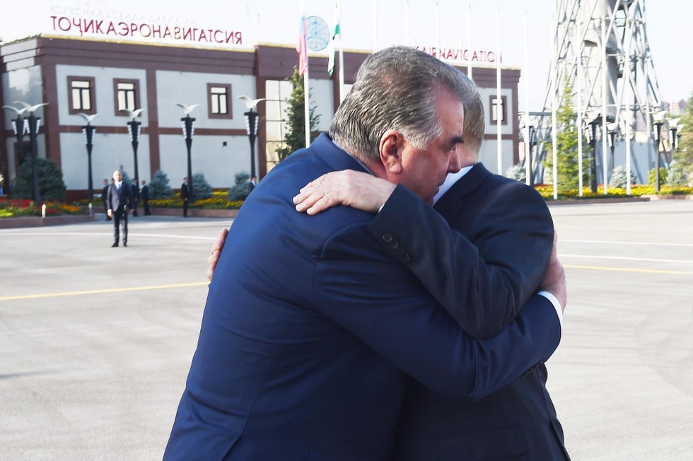 Hai nh&agrave; l&atilde;nh đạo Nga - Tajikistan trao nhau c&aacute;i &ocirc;m hữu nghị. &Ocirc;ng Imomali Rakhmon, một đồng minh th&acirc;n cận của Nga, cũng l&agrave; nh&agrave; l&atilde;nh đạo l&acirc;u năm của quốc gia từng l&agrave; th&agrave;nh vi&ecirc;n Li&ecirc;n X&ocirc; cũ. Ảnh: Twitter @NigoraFazliddin