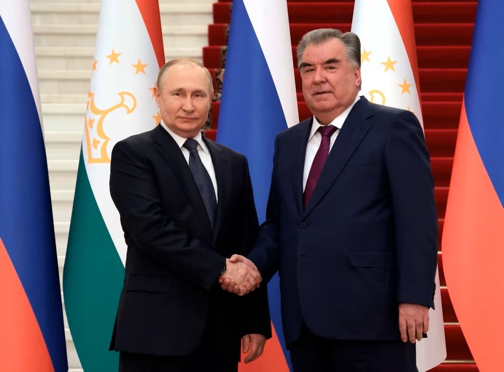 Tổng thống Nga Vladimir Putin bắt tay Tổng thống Tajikistan Emomali Rahmon tại cuộc hội đ&agrave;m. Ảnh: Sputnik