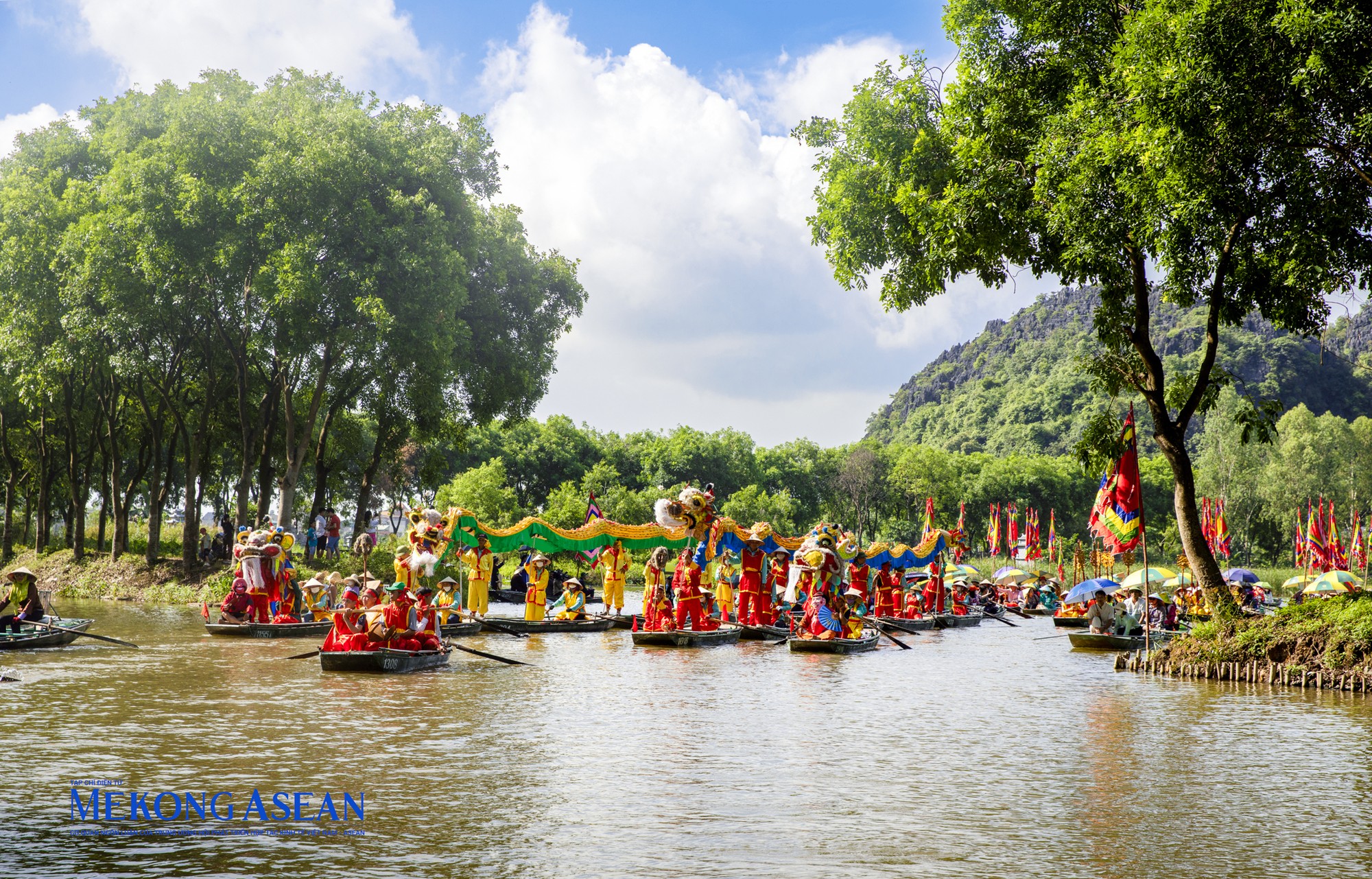 Với người d&acirc;n nơi đ&acirc;y, rước Rồng kh&ocirc;ng chỉ l&agrave; một nghi thức m&agrave; c&ograve;n l&agrave; một t&iacute;n ngưỡng, kh&ocirc;ng chỉ thể hiện mong cầu của người d&acirc;n cho mưa thuận gi&oacute; h&ograve;a, m&ugrave;a m&agrave;ng tươi tốt m&agrave; c&ograve;n l&agrave; dịp để nhớ về triều đại v&agrave;ng son đ&aacute;nh dấu một thời d&acirc;n tộc oai h&ugrave;ng - &amp;amp;amp;quot; Cồ Việt Quốc Đương Tống Khai Bảo-Hoa Lư Đ&ocirc; Thị H&aacute;n Trường An &amp;amp;amp;quot;.