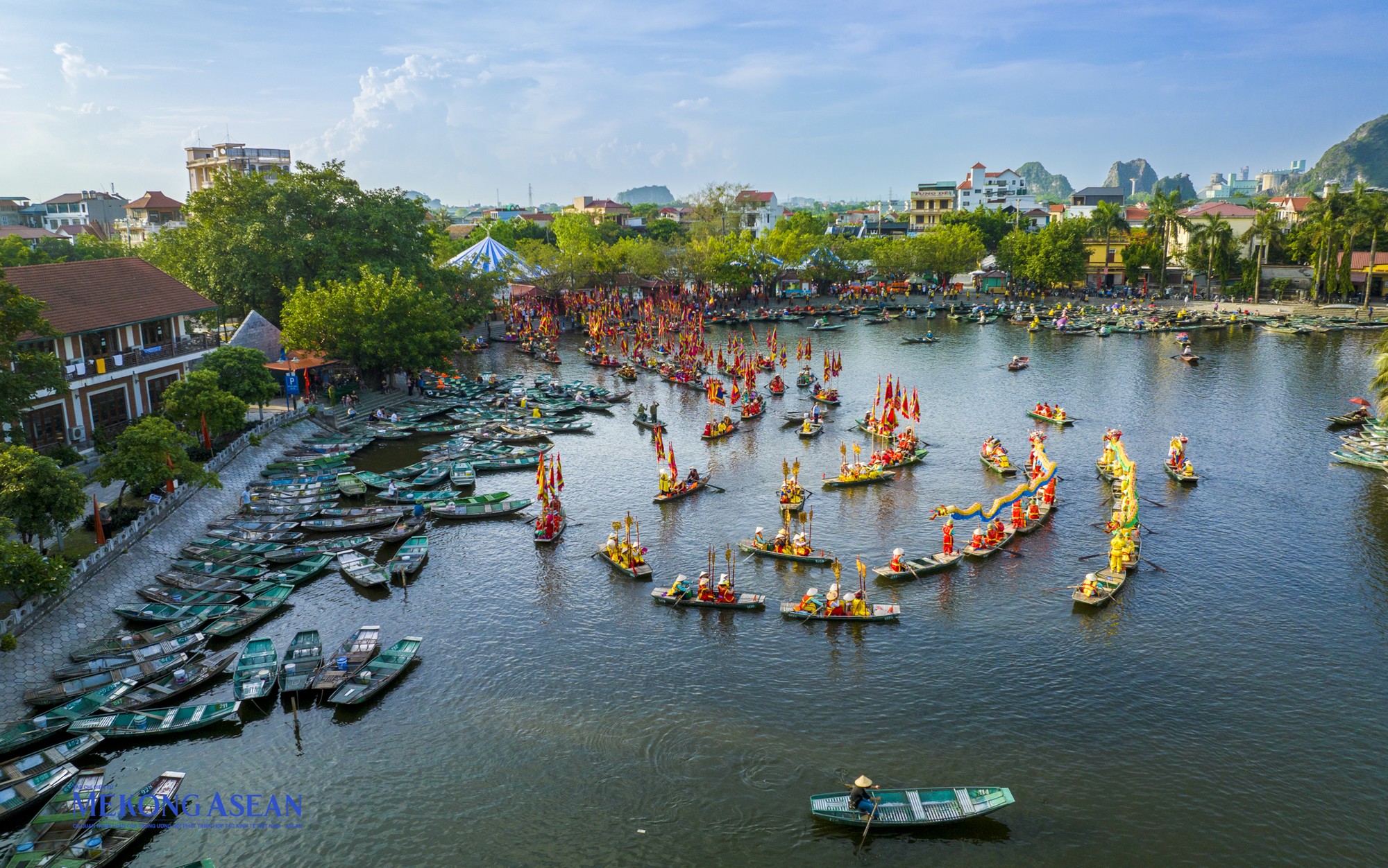 Khai mạc Tuần du lịch Ninh B&igrave;nh 2023 &amp;amp;amp;quot;Sắc v&agrave;ng Tam Cốc&amp;amp;amp;quot;, du kh&aacute;ch được h&ograve;a m&igrave;nh v&agrave;o kh&ocirc;ng kh&iacute; lễ hội rước Rồng tr&ecirc;n s&ocirc;ng Ng&ocirc; Đồng, vừa ngắm cảnh đẹp Tam Cốc, thưởng thức c&aacute;c l&agrave;n điệu d&acirc;n ca nổi tiếng của Việt Nam.