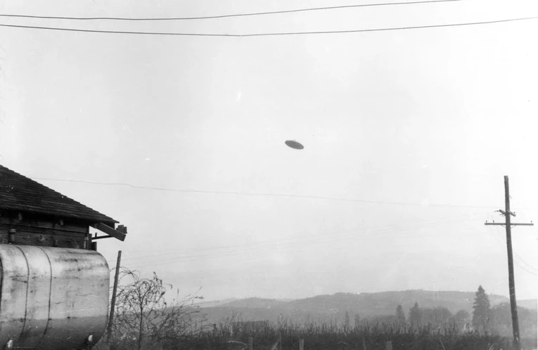 Vật thể được cho l&agrave; UFO được chụp tại một trang trại gần McMinnville, Oregon, Mỹ năm 1950. Ảnh: Science History Images/Alamy