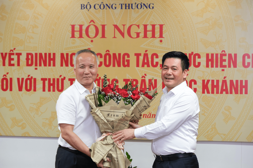 Bộ trưởng C&ocirc;ng Thương Nguyễn Hồng Di&ecirc;n trao Quyết định nghỉ hưu v&agrave; tặng hoa ch&uacute;c mừng Thứ trưởng Trần Quốc Kh&aacute;nh. Ảnh: Bộ C&ocirc;ng Thương