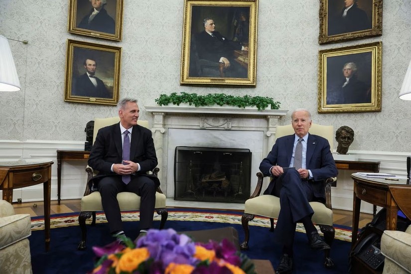 Tổng thống Mỹ Joe Biden v&agrave; Chủ tịch Hạ viện Kevin McCarthy thảo luận về trần nợ tại Nh&agrave; Trắng ng&agrave;y 22/5. Ảnh: Reuters
