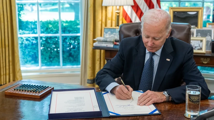 Tổng thống Mỹ Joe Biden k&yacute; ban h&agrave;nh &amp;amp;quot;Đạo luật Tr&aacute;ch nhiệm T&agrave;i ch&iacute;nh năm 2023&amp;amp;quot;. Ảnh: Twitter @The White House