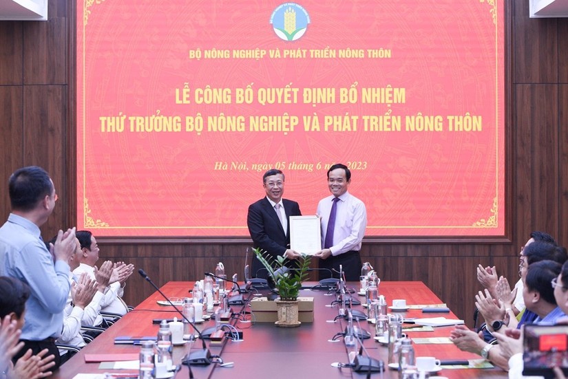 Ph&oacute; Thủ tướng Trần Lưu Quang trao quyết định bổ nhiệm Thứ trưởng Bộ N&ocirc;ng nghiệp v&agrave; Ph&aacute;t triển n&ocirc;ng th&ocirc;n cho &ocirc;ng Ho&agrave;ng Trung.