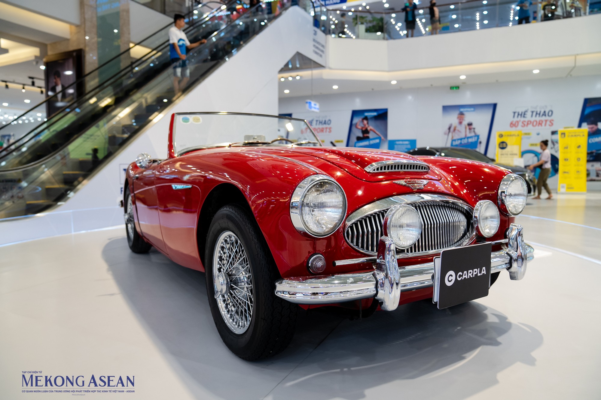 Austin-Healey 3000 MKII đời 1967 được sản xuất tại Anh. Mẫu xe n&agrave;y được v&iacute; như biểu tượng cho vẻ đẹp v&agrave; sức mạnh, sở hữu khối động cơ 4 cấp, 6 xi-lanh khỏe mạnh c&ugrave;ng những c&ocirc;ng nghệ nổi bật thời kỳ đ&oacute; như d&acirc;y an to&agrave;n v&agrave; hệ thống kiểm so&aacute;t kh&iacute; thải .