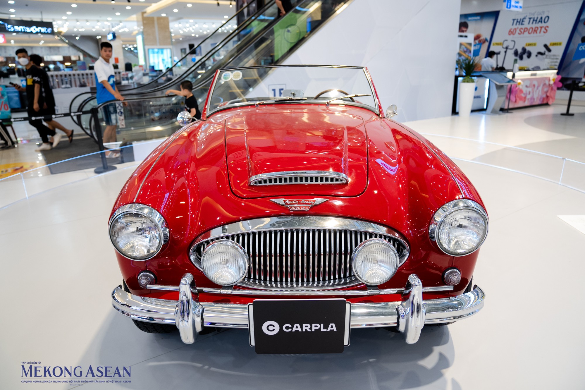 Austin-Healey c&oacute; thiết kế đặc trưng của một chiếc xe thể thao cổ điển. Phần đầu xe trang bị 4 b&oacute;ng đ&egrave;n halogen, đ&egrave;n xi-nhan ở hai g&oacute;c. Cản trước, lưới tản nhiệt v&agrave; khe h&uacute;t gi&oacute; đều mạ cr&ocirc;m s&aacute;ng b&oacute;ng