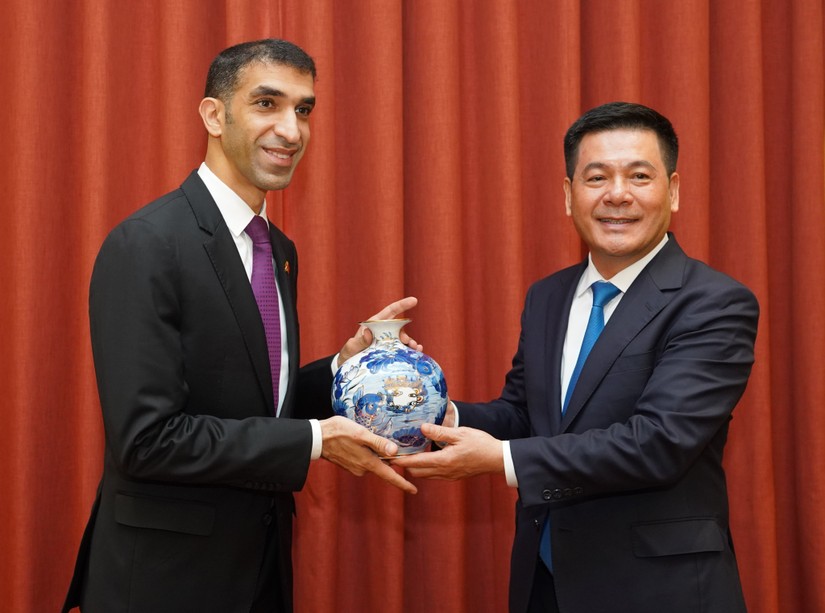 Bộ trưởng C&ocirc;ng Thương Nguyễn Hồng Di&ecirc;n v&agrave; &ocirc;ng Thani bin Ahmed Al Zeyoudi, Quốc vụ khanh phụ tr&aacute;ch Thương mại quốc tế, Bộ Ngoại thương UAE. Ảnh: Bộ C&ocirc;ng Thương