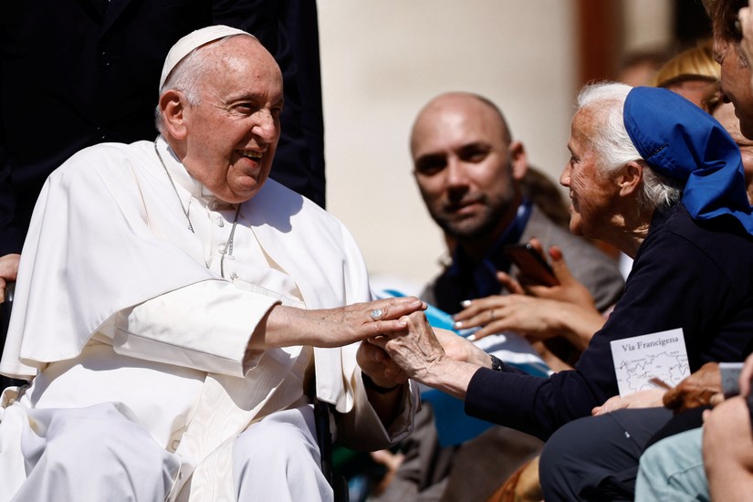 Gi&aacute;o ho&agrave;ng Francis tại Quảng trường St. Peter, Vatican, ng&agrave;y 7/6. Ảnh: Reuters