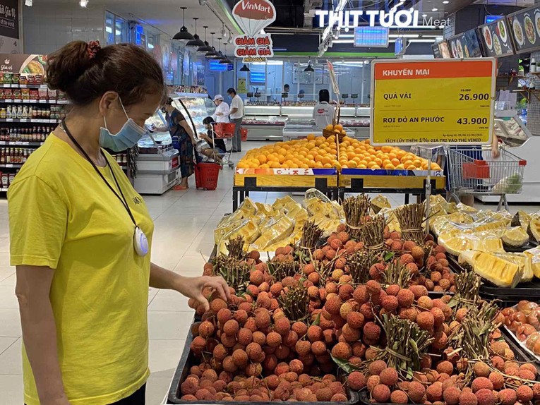 Vải thiều Lục Ngạn sẽ được trưng b&agrave;y tại nhiều si&ecirc;u thị của hệ thống WinMart. Ảnh: Vietnambiz.