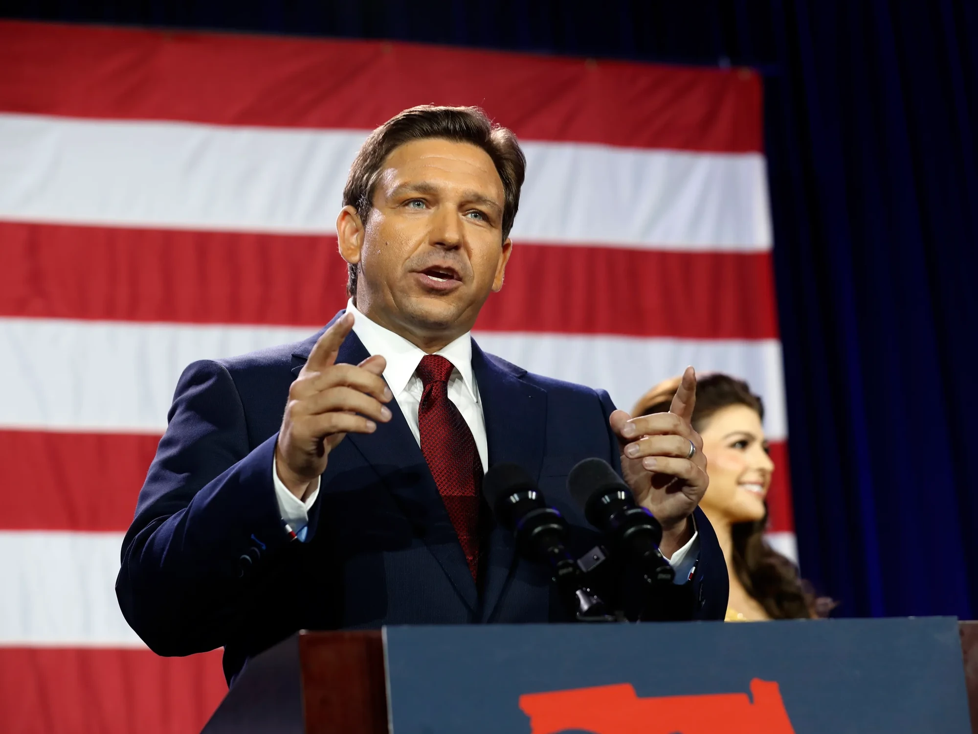 Thống đốc Florida Ron DeSantis đang l&agrave; đối thủ h&agrave;ng đầu của &ocirc;ng Trump trong cuộc đua v&agrave;o Nh&agrave; Trắng của Đảng Cộng h&ograve;a. Ảnh: Getty Images