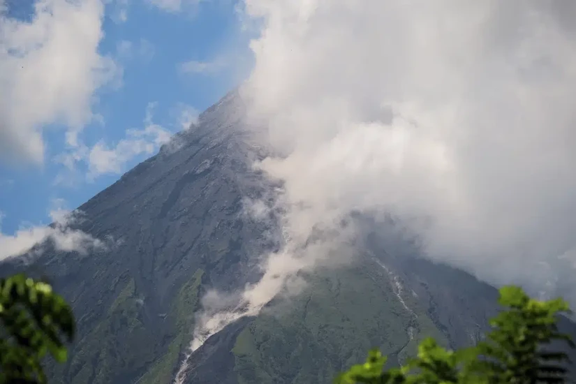 N&uacute;i lửa Mayon tại đảo Luzon, Philippines thể hiện c&aacute;c dấu hiệu sắp phun tr&agrave;o. Ảnh: AP