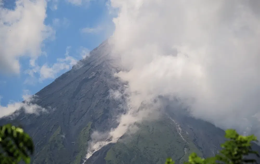 Một trong những núi lửa hoạt động mạnh nhất Philippines sắp phun trào