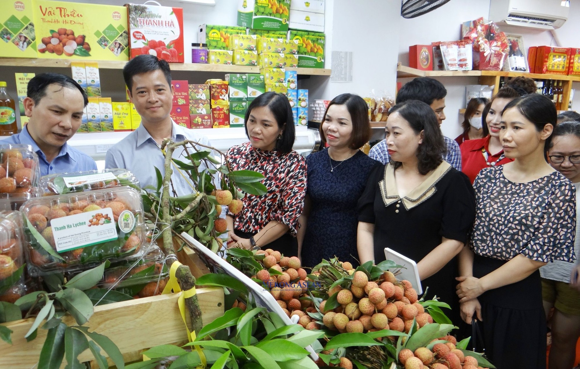 C&aacute;c đại biểu v&agrave; người ti&ecirc;u d&ugrave;ng tham quan kệ h&agrave;ng trưng b&agrave;y, b&aacute;n sản phẩm vải thiều Thanh H&agrave; tại BigGreen.