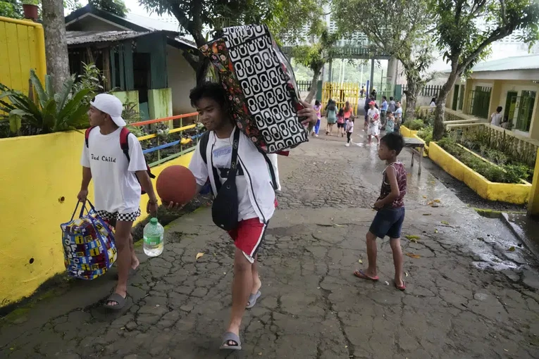 Người d&acirc;n trong b&aacute;n k&iacute;nh 6km quanh n&uacute;i lửa Mayon tiến h&agrave;nh di tản trong khi cư d&acirc;n ở c&aacute;c khu vực kh&aacute;c theo d&otilde;i t&igrave;nh h&igrave;nh n&uacute;i lửa v&agrave; c&aacute;c vụ phun tr&agrave;o. Ảnh: AP