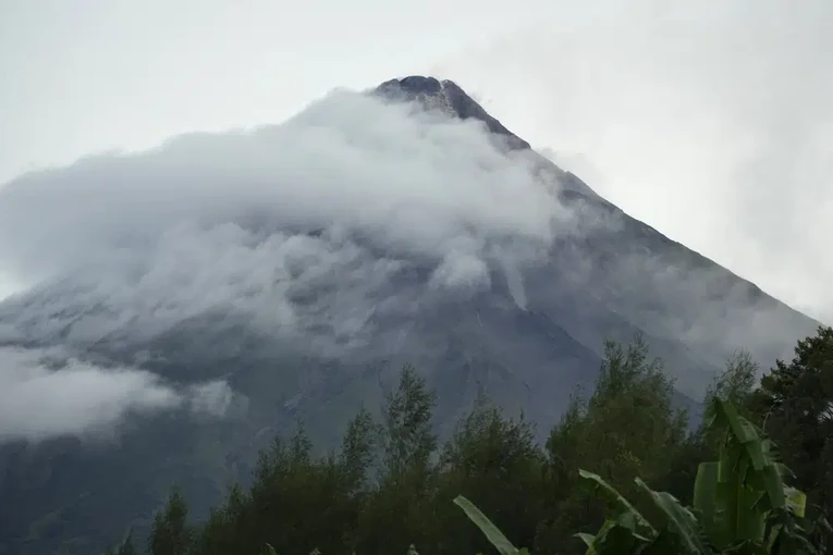 N&uacute;i lửa Mayon bắt đầu phun tro v&agrave; đ&aacute; từ 9/6. Ảnh: AP